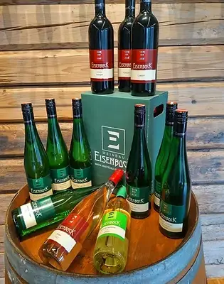 Extras - Kräftiger Rotwein: Vollmundig, samtig und aromatisch. Passt gut zu herzhaften Speisen und gemütlichen Abenden.